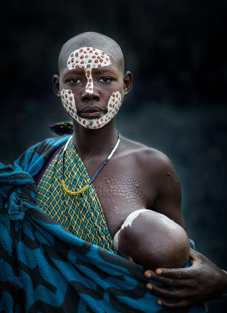 Surma woman with baby von Francisco Mendoza Ruiz