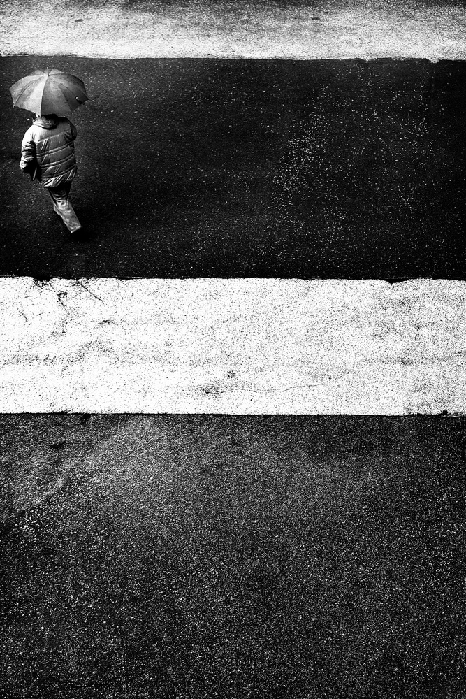 two white stripes and a black umbrella von Franco Maffei