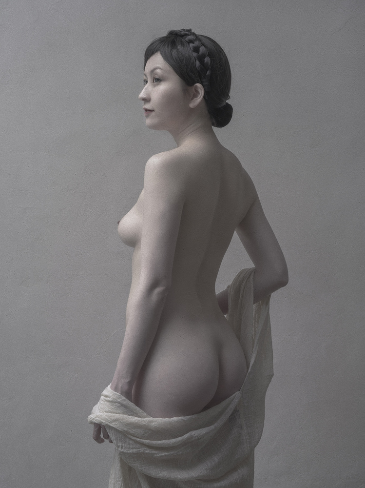 Nude showing back von Fuyuki Hattori