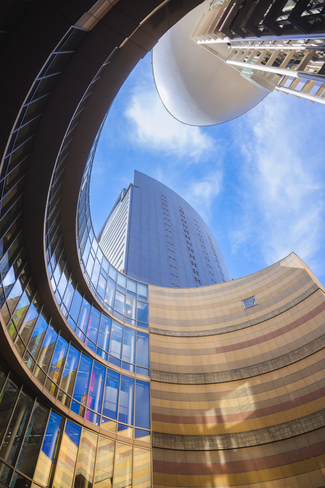 Architectural beauty of Namba Parks von GEN NISHISHIMAMOTO