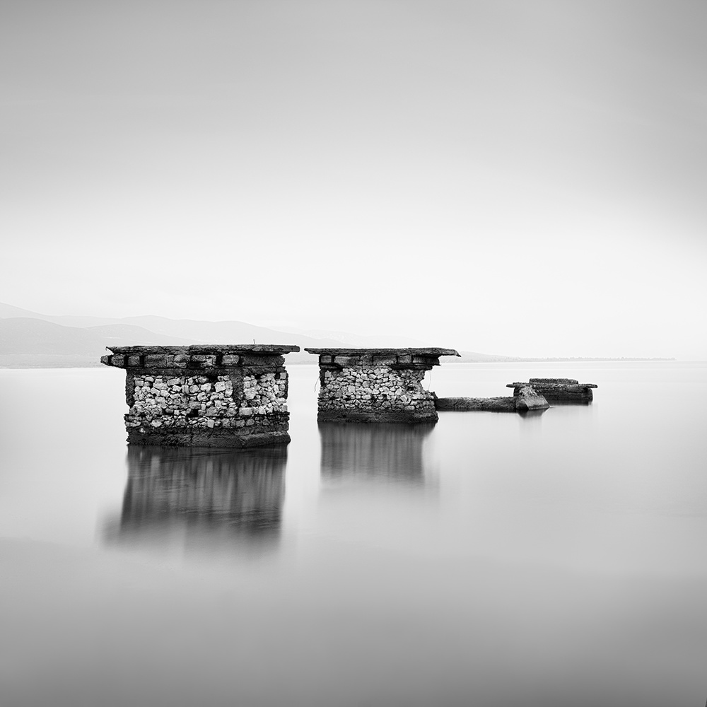 Floating Stones von George Digalakis