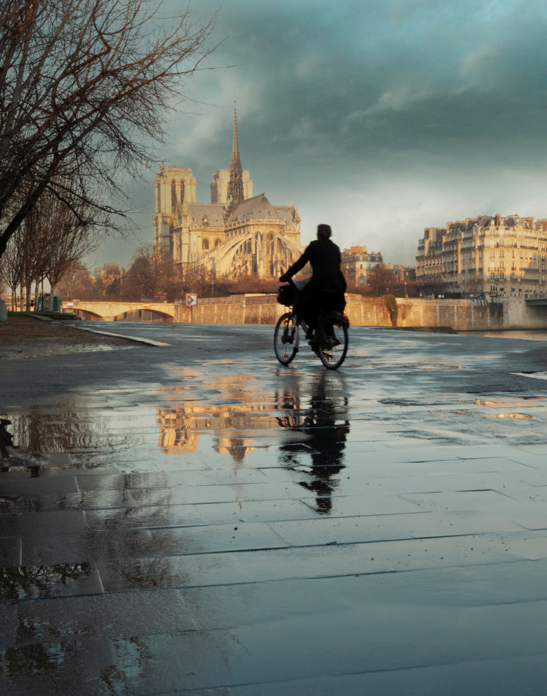 Notre Dame and cyclist von Gerald Bloch