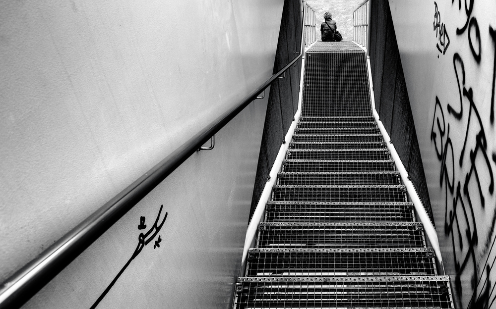 At the bottom of the stairs von Gerard Jonkman