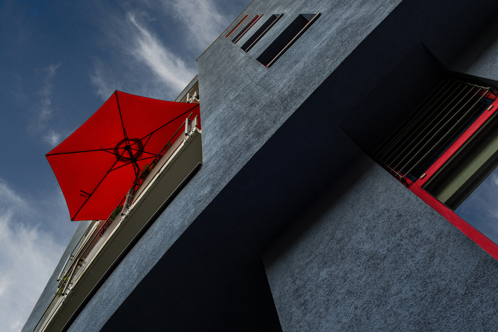 The Red Umbrella von Gerard Jonkman