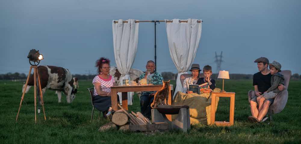 Reading a story von Gert van den Bosch