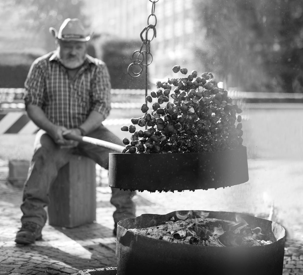 Roast chestnuts von Giorgio Toniolo