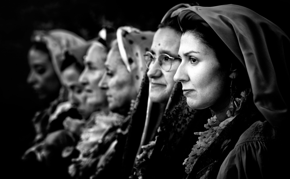 Faces. Traditional costumes. Nuoro 2023 von Giovanni Cavalli