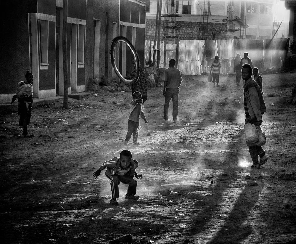 Boy plays (The tire) von Giovanni Cavalli