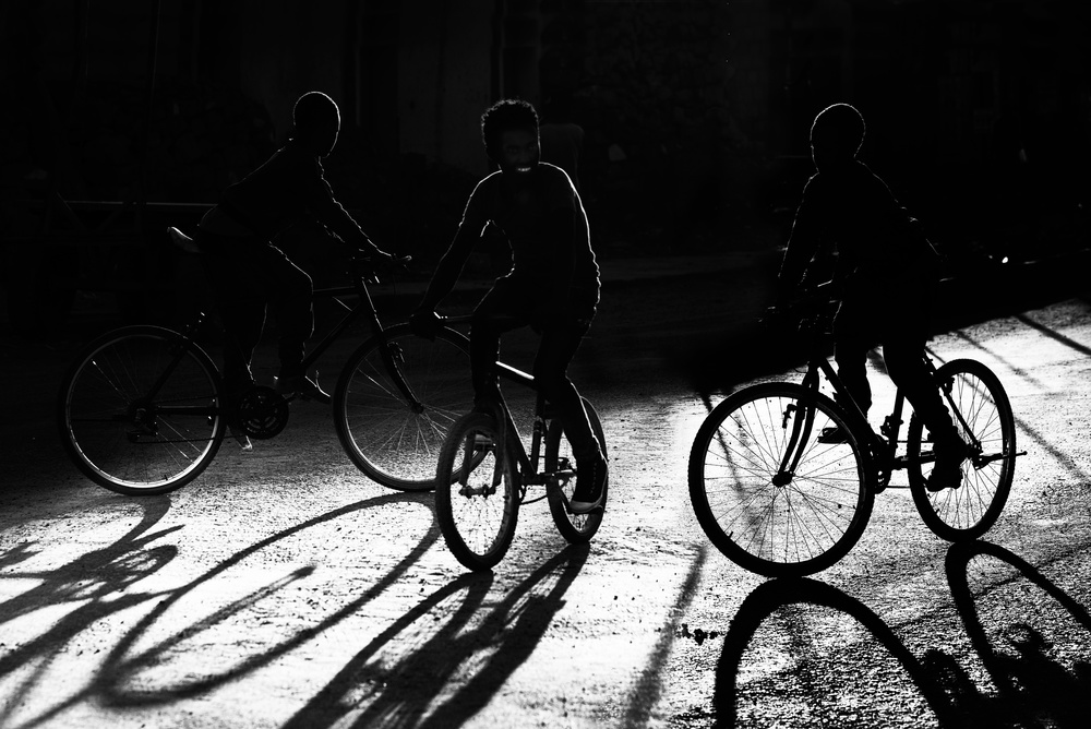 Boys, bycicles, shadow and light von Giovanni Cavalli