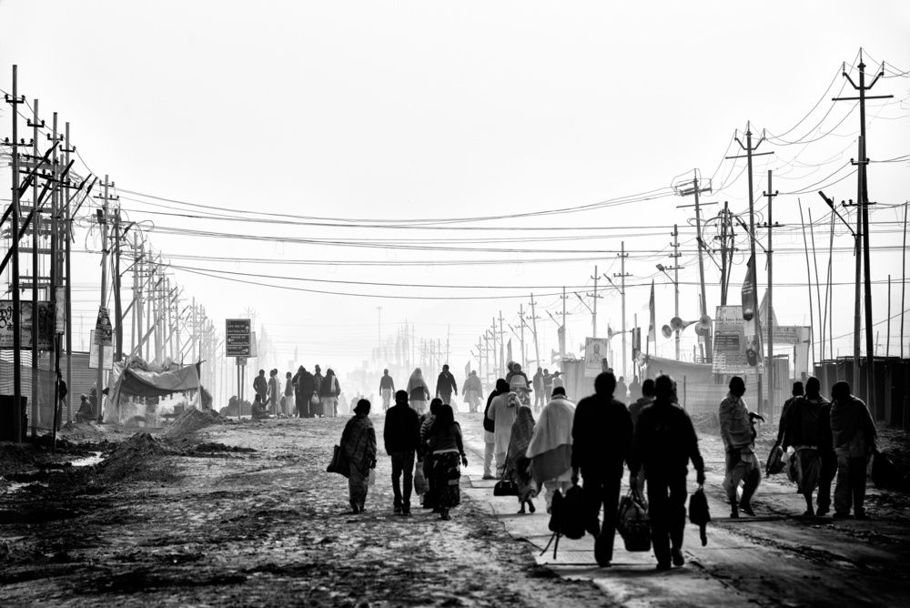 People moving in the morning. Allahabad von Giovanni Cavalli