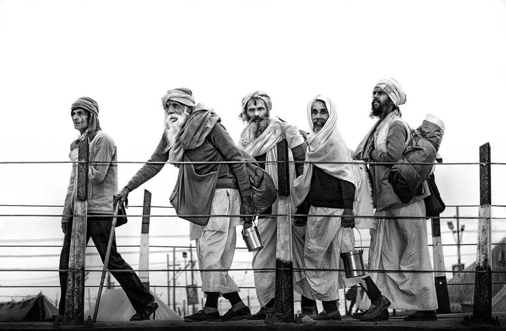 Pilgrims walking to Kumbh Mela von Giovanni Cavalli