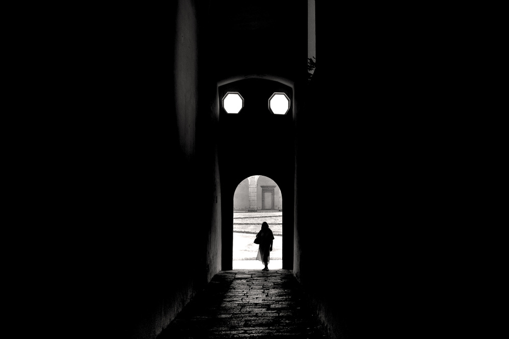 On the threshold von Giulio Sangiuliano