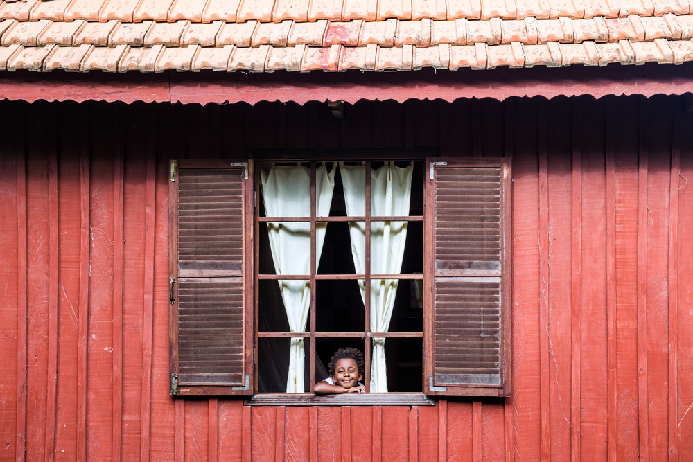 Mekdi in the window frame von Gloria Salgado Gispert