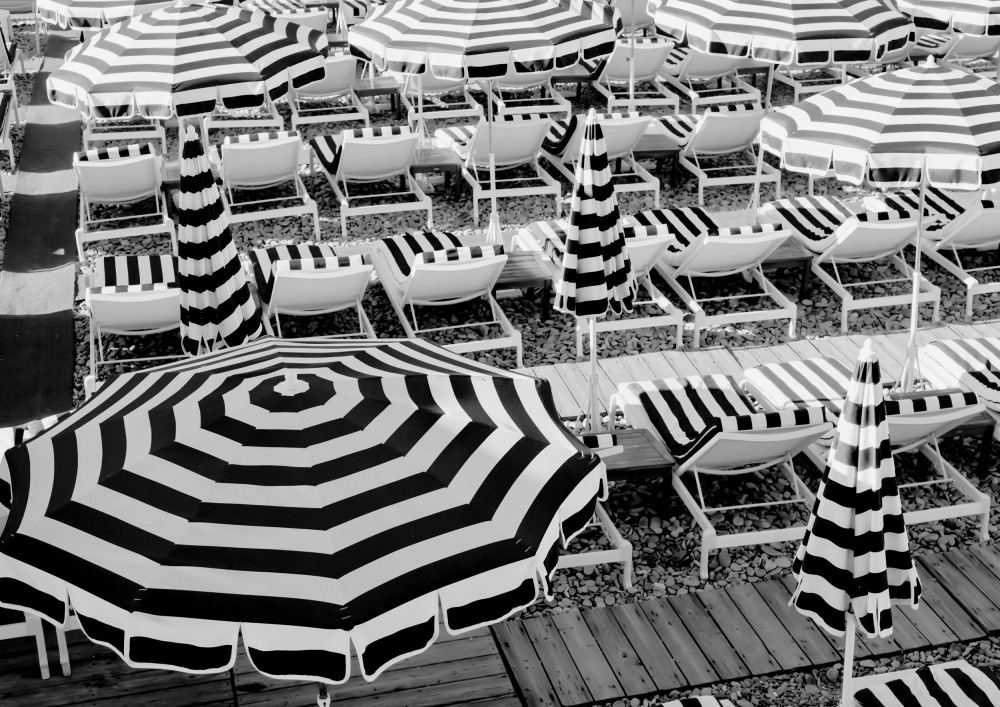 Black and White Beach Umbrellas II von Grace Digital Art Co