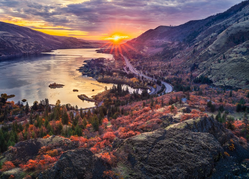 Autumn Sunrise at Rowena Crest von Grant Hou