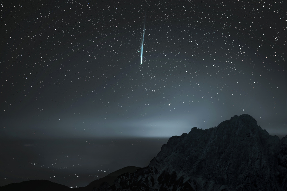 Comet Nishimura over Julian Alps von Gregor Kresal