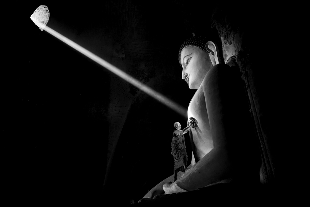 Cleaning The Buddha von Gunarto Song