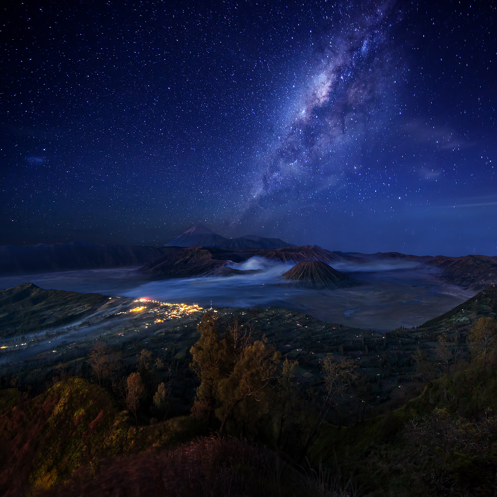 Monster galaxy in the mountains von Gunarto Song