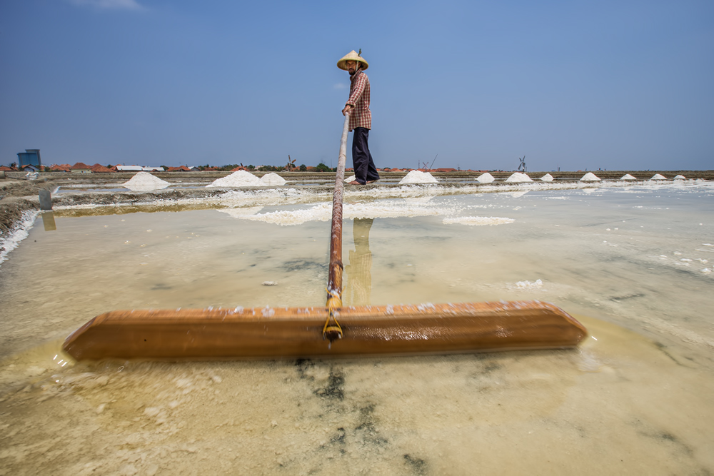 Salt farmer von Gunarto Song