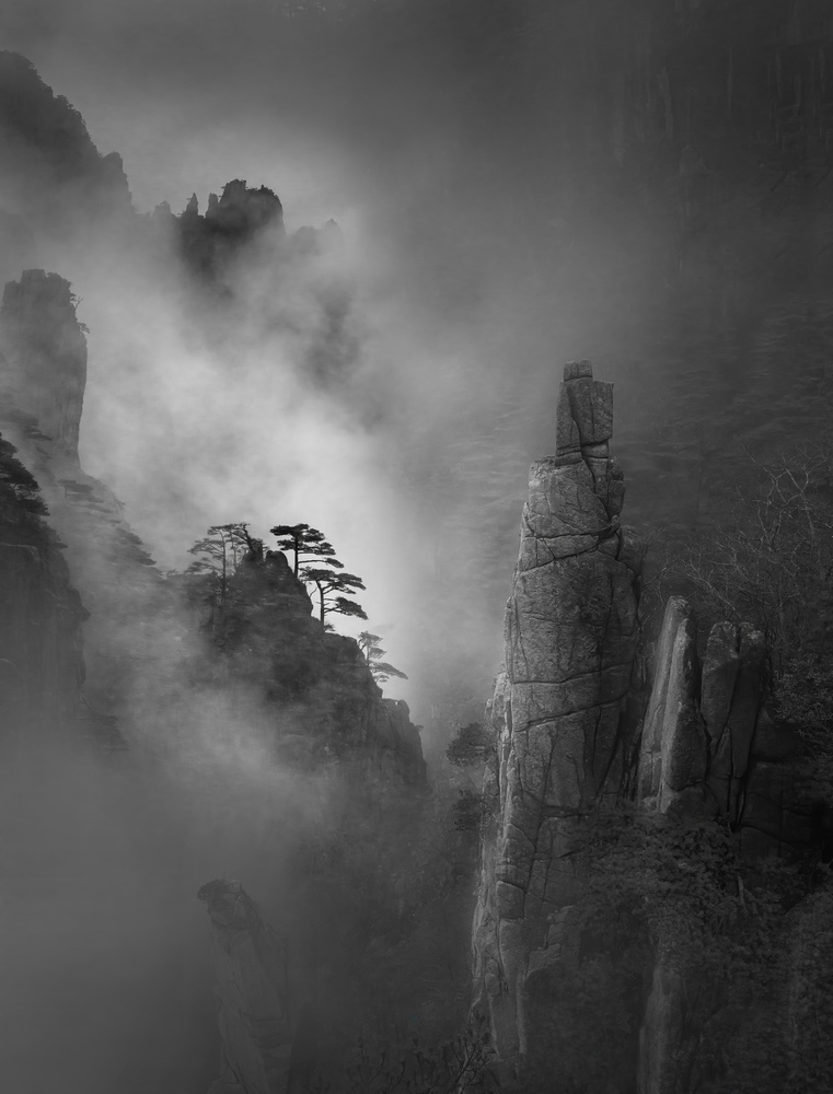 Huang Shan In The Fog von GuoJi