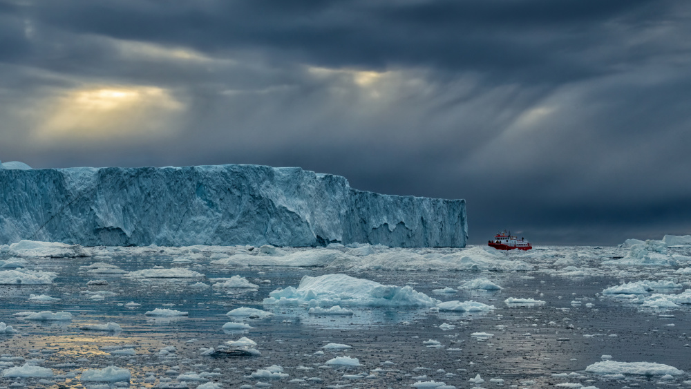 In the middle of sea of icebergs von Haim Rosenfeld