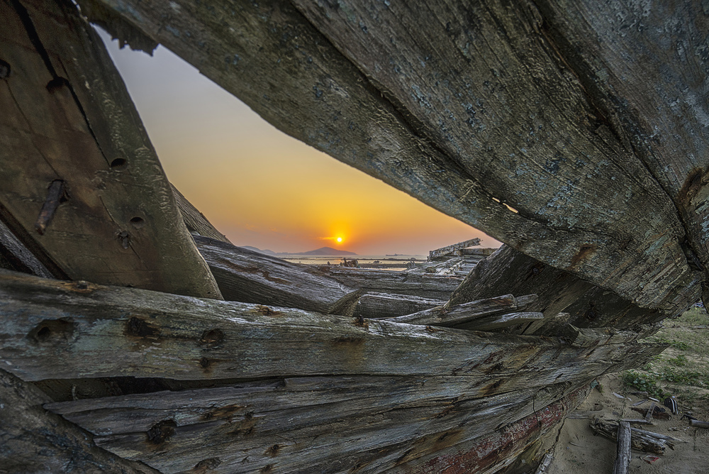 sunrise among ruins of ship von Handi Nugraha