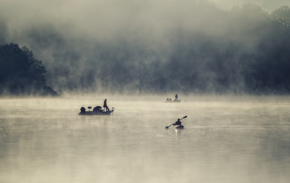 Boating in the misty lake von Hannah Zhang