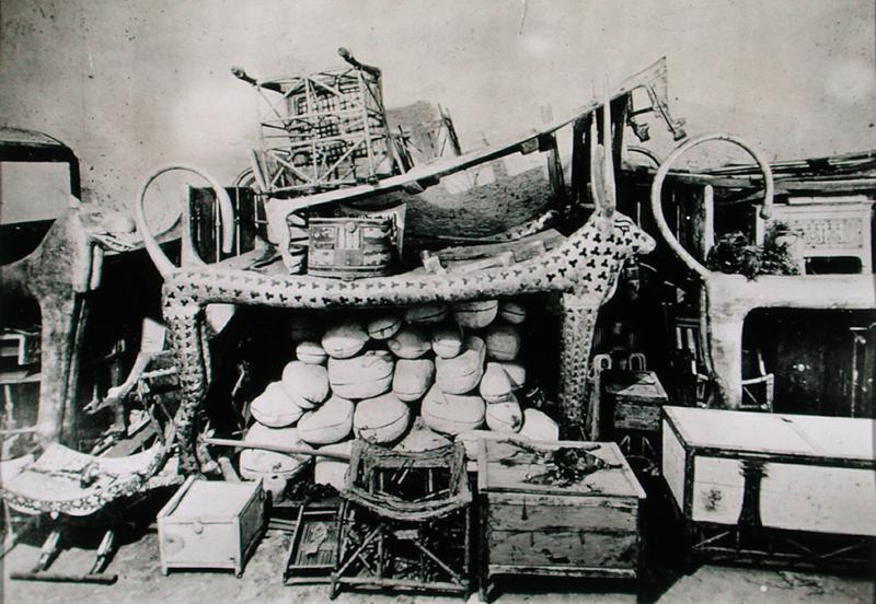 View of the antechamber of the Tomb of Tutankhamun looking west, Valley of the Kings, November 1922  von Harry Burton