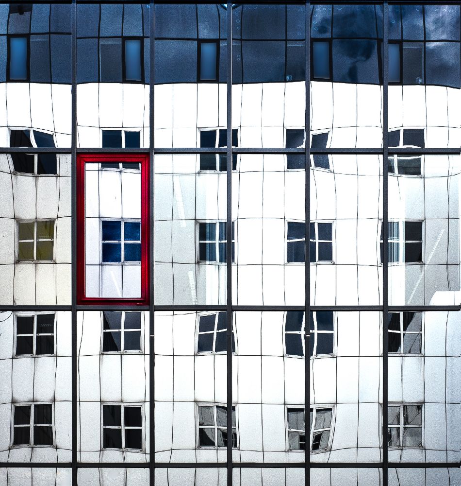 Blaues Fenster in einem roten Rahmen. von Harry Verschelden