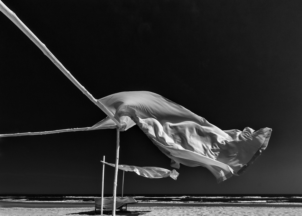 Ghosts on the beach. von Harry Verschelden