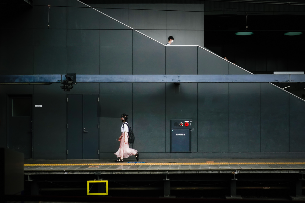 At the platform von Haruyo Sakamoto