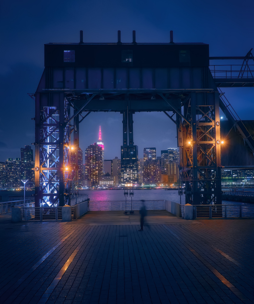 Walking through Dumbo at night von Helena GARCIA HUERTAS