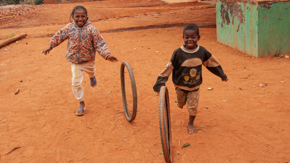 Children play with simple things von Henk Goossens