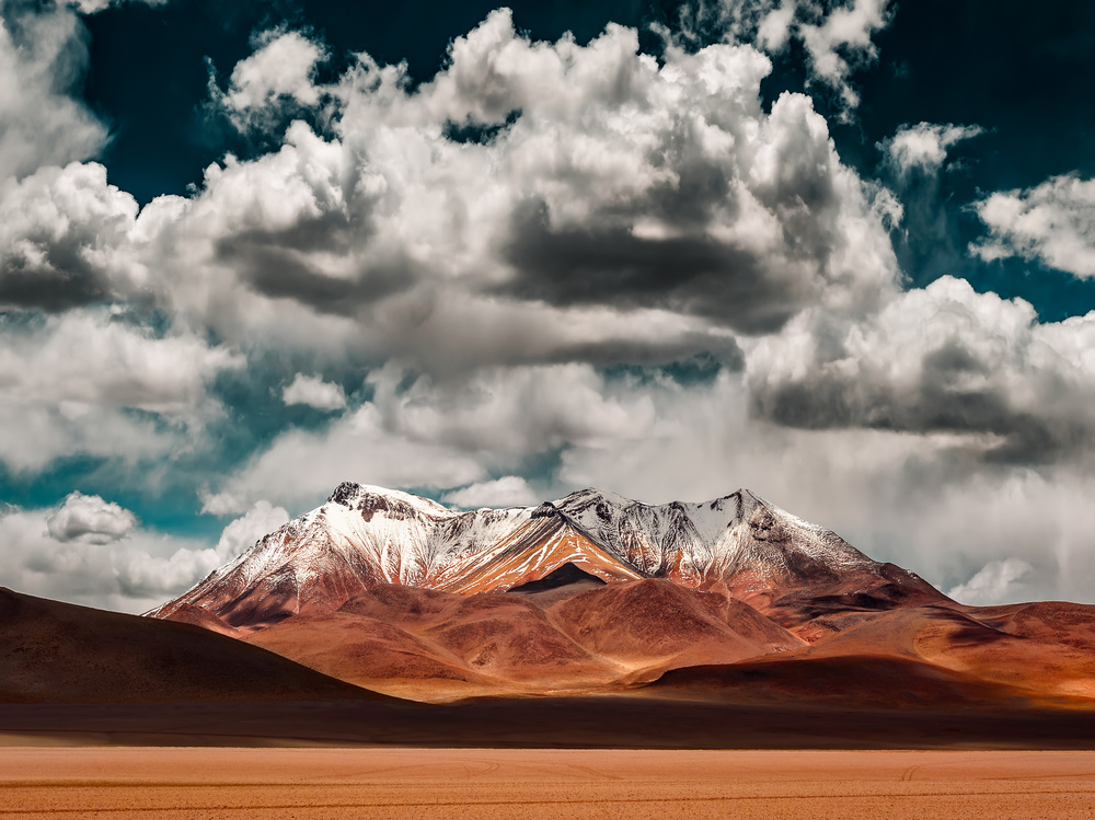 Mountains in the Salvador Dali Desert - Bolivia von Hernan Calderon Velasco