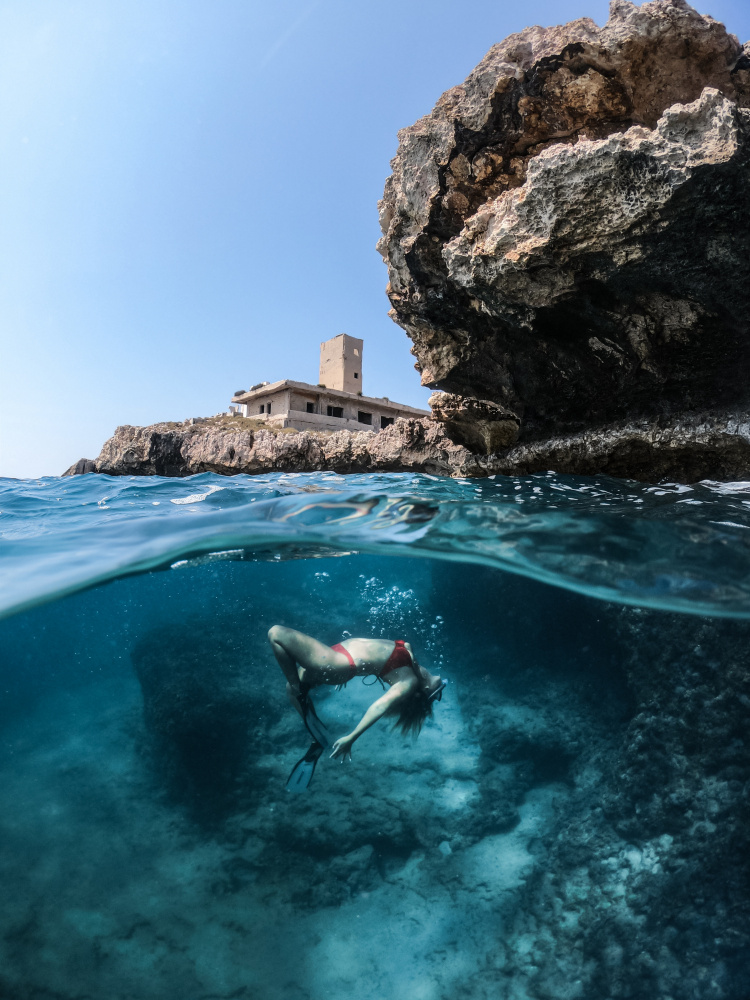 Laying under the island von Hilal safarjalani