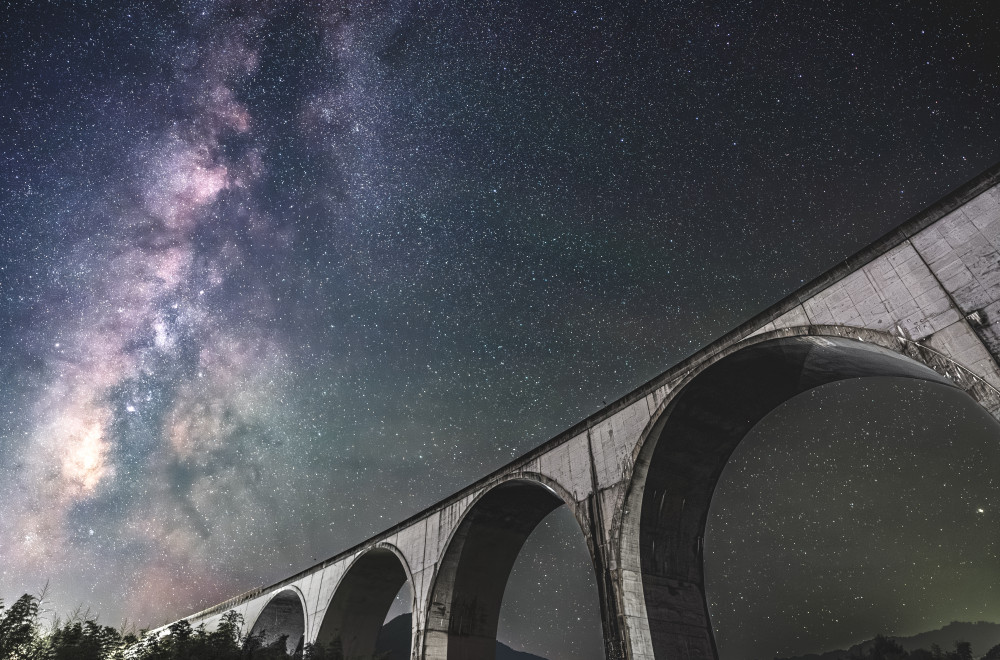 Milky Way over the bridge von Hiroaki Ikeshita