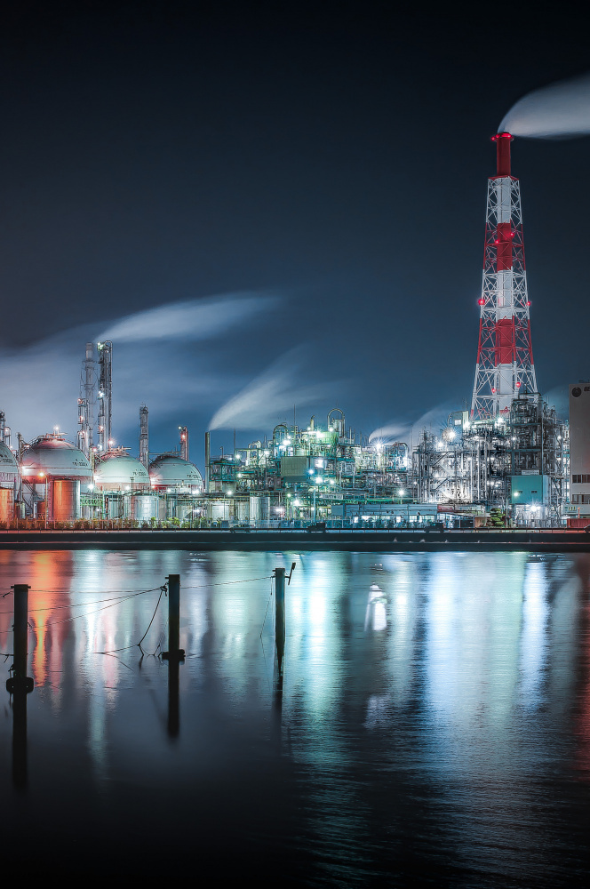 night view of a factory von まちゅばら/Hiroki Matsubara