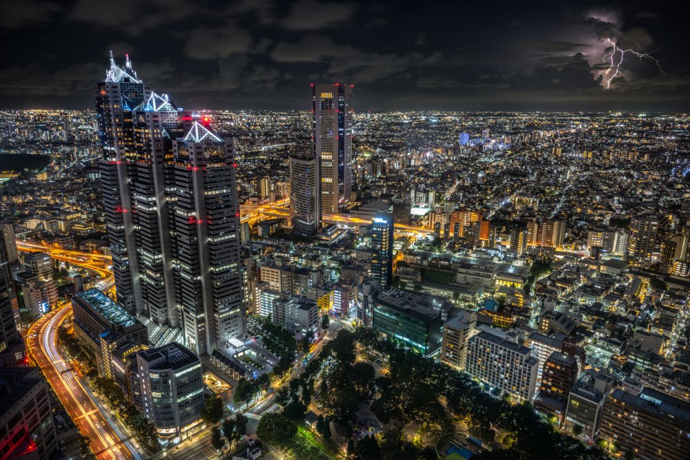 Thunderstorms looming over the metropolis von まちゅばら/Hiroki Matsubara