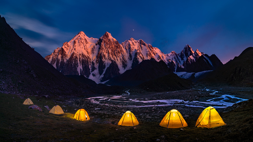 Camping at Bogda von Hua Zhu