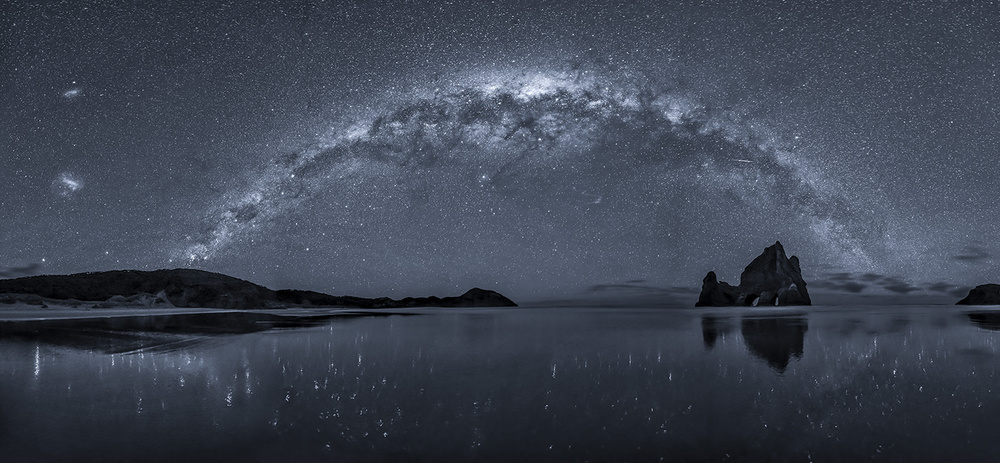 The Milky Way over Wharariki Beach von Hua Zhu