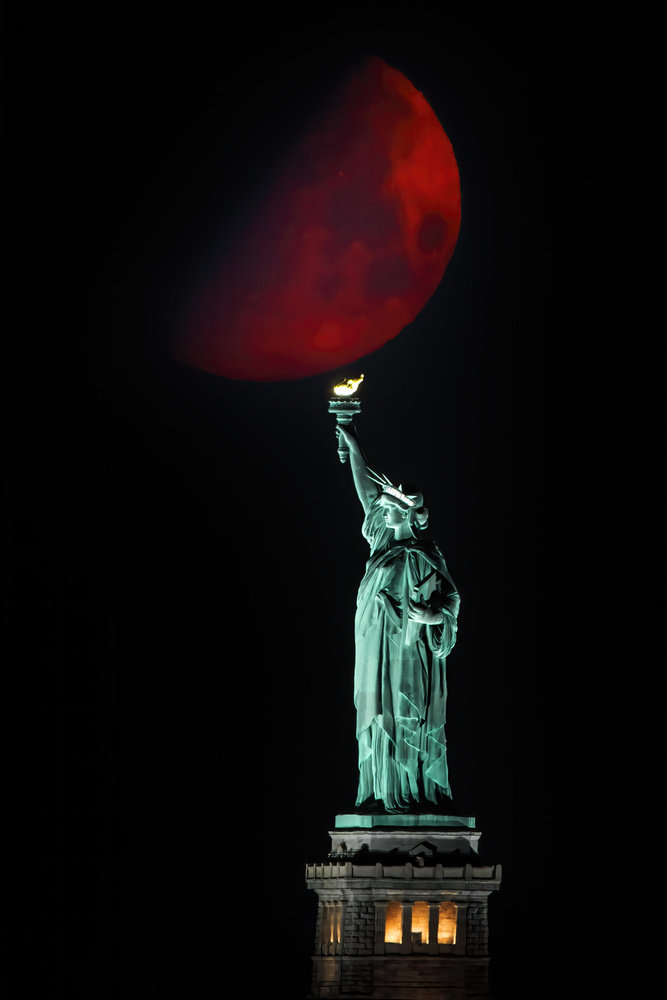 Statue of Liberty and Moonset von Hua Zhu