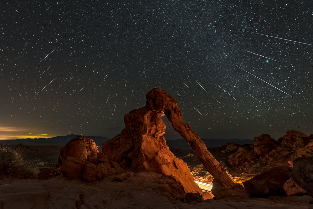 Geminid meteor shower above the Elephant Rock von Hua Zhu