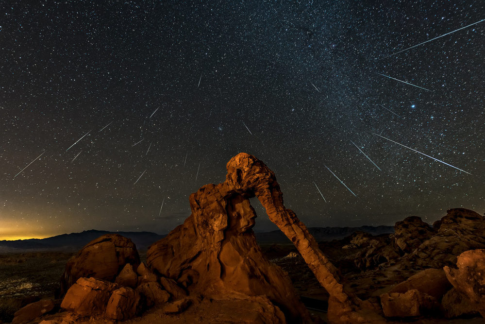 Geminid meteor shower above the Elephant Rock von Hua Zhu