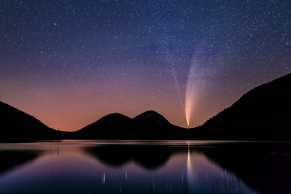 Comet NEOWISE over Jordan Pond von Hua Zhu