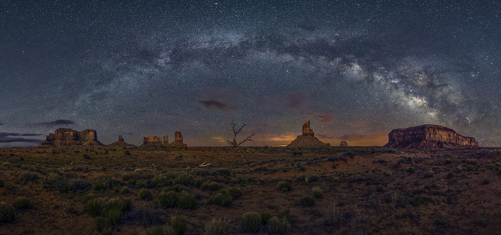 Milky Way over the Monument Valley von Hua Zhu