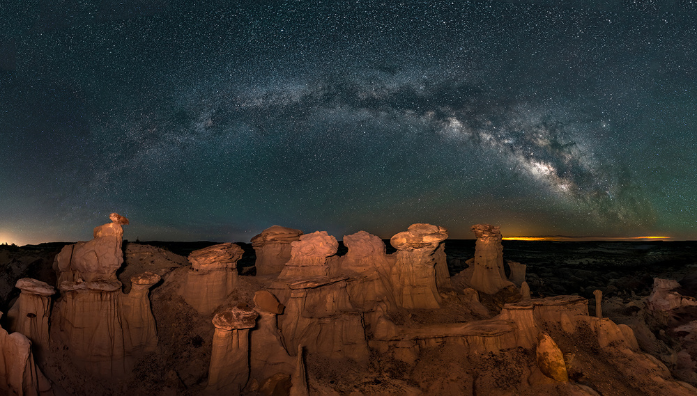 Milky way over Bisti/De-Na-Zin Wilderness von Hua Zhu