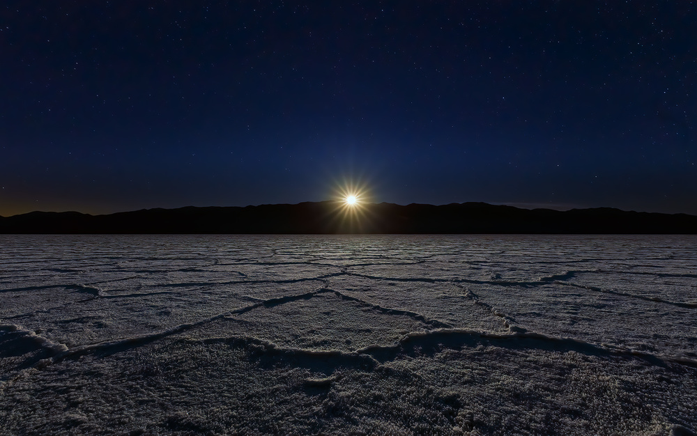 Moonset at Death Valley von Hua Zhu