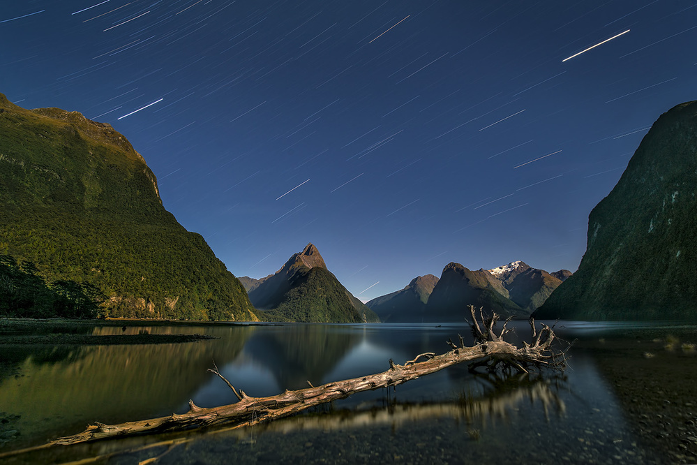 Night sky of Milford Sound von Hua Zhu