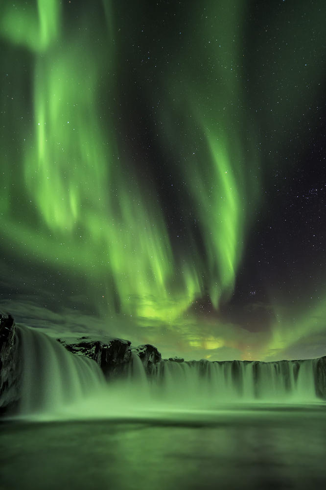 Northern light on Godafoss von Hua Zhu