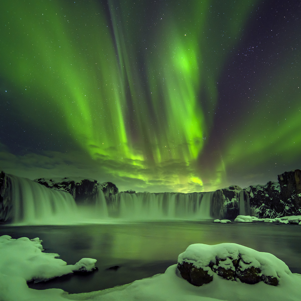 Northern light over Godafoss von Hua Zhu